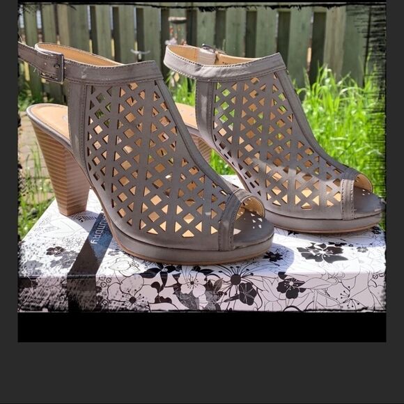 Gray Peep Toe Laser Cut Out Ankle Strap Woodgrain Heel Sandals NEW - Picture 2 of 5